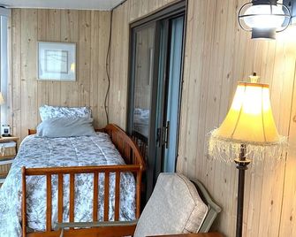 1st floor,1 Bedroom, 1 Bath, Handicapped Friendly - Sleeps 4 at Green Cove - Oak Harbor - Bedroom