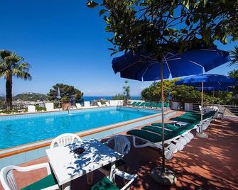 Hotel Monti - Casamicciola Terme - Pool