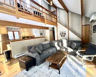 Mt. Snow Paradise - Indoor Jacuzzi & Sauna - Minutes to Mountain - Sleeps 10 - Dover - Living room