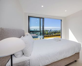 Modern 4BR Coastal Stay, Sea Views & Walk to Beach - Torbay