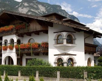 Double room with shower or bath, WC - Private room Waltraud Gattringer - Kematen in Tirol - בניין