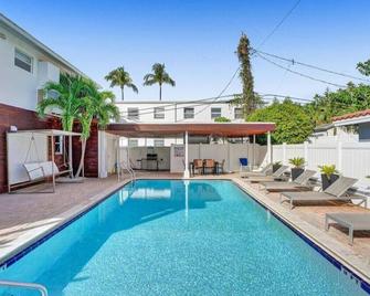 Waves Beach Town 2br Apartment - Pompano Beach - Pool