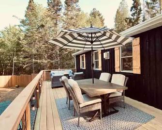 Eclectic & Forested Cabin w/ Firepit & Beach Access Near Acadia Schoodic - Gouldsboro - Balcón