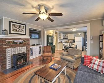 Cozy Fries Escape with Mountain and River Views! - Galax - Living room
