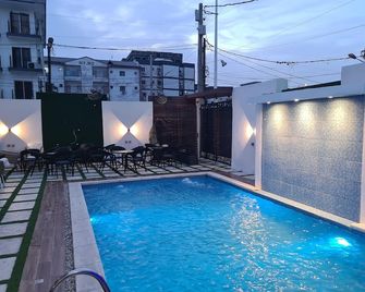 Suna' a Home Bonapriso - Douala - Zwembad