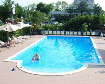 Dakar Living Hotel Vasto - Vasto - Svømmebasseng