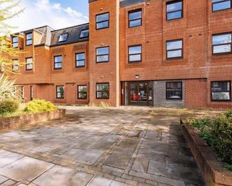 Budget 1 Bed Top Floor Apartment in Ipswich - Ipswich - Building