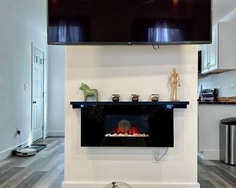 Charming 2-bedroom apartment with AC, WiFi minutes away from DowntownProvidence - East Providence - Kitchen