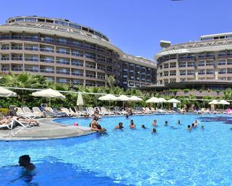 Sunmelia Beach Resort Hotel & Spa - Side - Alberca