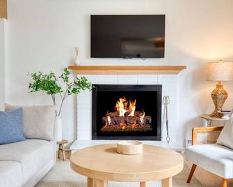 Fairfield Cottage -Top Rated Gem, Fire Pit, Near Beach, 90 Min To Nyc - Fairfield - Living room