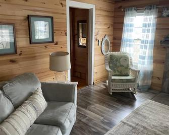 Cove Creek Cabins - Malvern - Living room