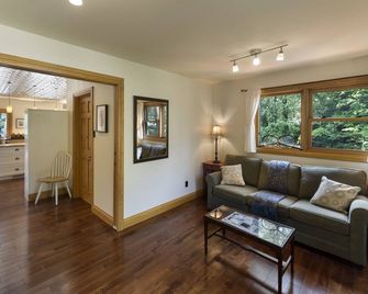 Waterfront Tennis, Anyone? - Val-des-Monts - Living room