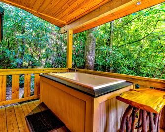 Secluded Log Cabin Nestled near the Smoky Mountains, North Carolina - Cherokee - Balcony