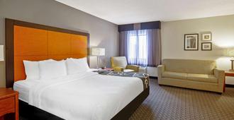 La Quinta Inn & Suites by Wyndham Harrisburg Airport Hershey - Harrisburg - Schlafzimmer