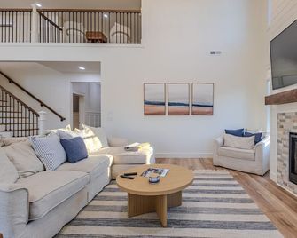Emory River Retreat | Waterfront on Watts Bar Lake | Private Dock | Sleeps 12 - Harriman - Wohnzimmer