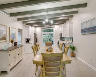 Bright Jekyll Island Home with Deck Less Than 1 Mi to Beach - Jekyll Island - Dining room