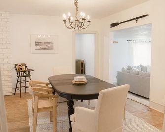 Family Retreat in the Heart of Town! 4BR Charm, Ideal for Memorable Getaways - Battle Lake - Dining room