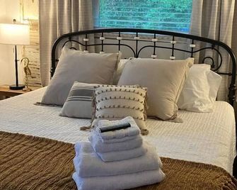 Peaceful Private Lakeside Cabin Family Vacation - Conroe - Schlafzimmer