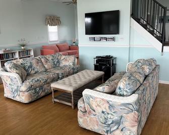 The Lookout - Pets Welcome, Fenced Back Yard, Prime Hook Beach - Milford - Living room