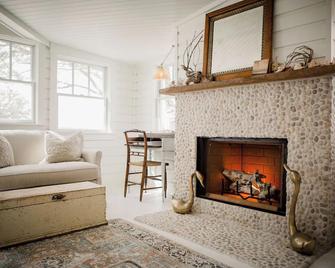 Water Street Cottage - Swansboro - Living room