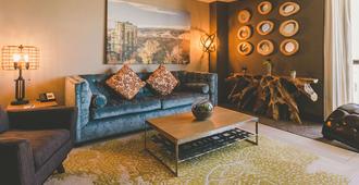 Whitney Peak Hotel Reno, Tapestry Collection by Hilton - Reno - Living room