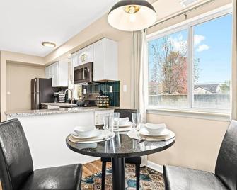 Newly Renovated Flat near Downtown Roseville - Roseville - Restaurant
