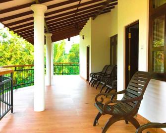 Lavender Home Rest - Tissamaharama - Balcón
