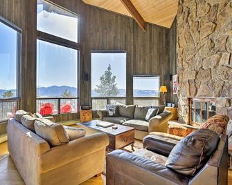 Panoramic Mountain-View Retreat w/ Hot Tub + Deck! - Tabernash - Living room