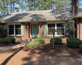 Golf-Front Hole #15 Foxfire; 7 Miles To Pinehurst. Sleeps 10 - Foxfire - Building
