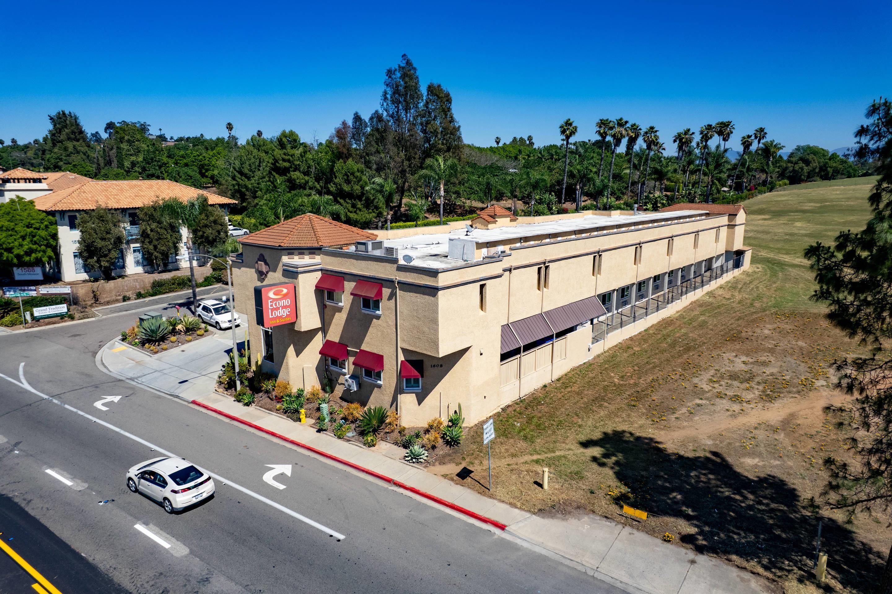 Econo Lodge Inn & Suites Fallbrook Downtown - Fallbrook - Building