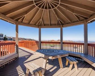 Indoor Hot Tub, Sauna, Pool | Close 2 Ski|Sleeps 6 - Banner Elk - Balcony