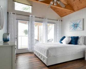 The West Lake House lakeside retreat - Wellington - Bedroom
