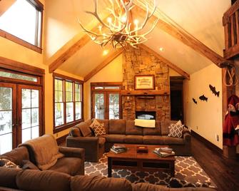 High End Lodging for Medium to Large Groups in the Canyon of the Missouri River! - Cascade - Living room
