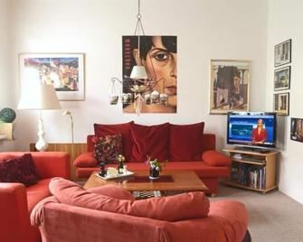 Lovingly modernized apartment in Buxtehude - central + quiet! - Buxtehude - Wohnzimmer