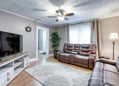 Maine Vacation Rental about 1 Mi to Auburn Riverwalk! - Auburn - Living room