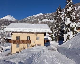 Our house (self-catering house) is 2. 5km before Heiligenblut at the foot of Austria - Heiligenblut - Edificio