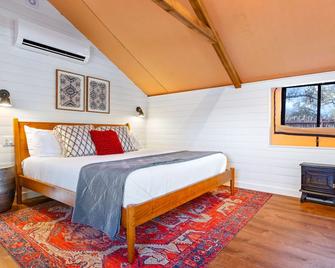 Pool + Firepit + River + Lake + Hot Tub + Heat/Ac - Hunt - Bedroom