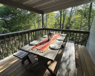 Pop's Peak is a charming 3-bdr 3-bath cabin with WiFi, AC at Lake Glenville - Cullowhee - Balcony