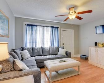 3 Mi to Dtwn Galveston Beautiful Apt with Deck! - Galveston