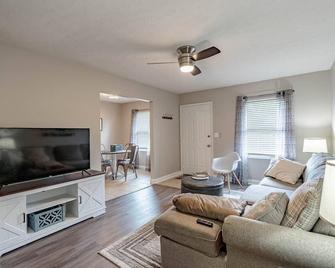 Valor Cottage / close to Ft. Knox and Louisville - Radcliff - Obývací pokoj