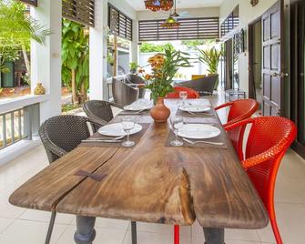 Sea view from 4 to 6 people 150 meters from the beach seen sea upstairs. - Nong Thale - Restaurant