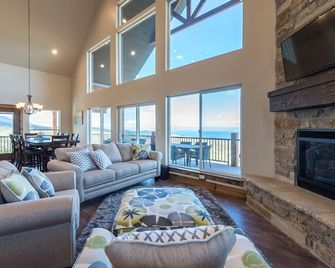 Shundahai Lodge (Sleeps 33) by Bear Lake Luxury Rentals - Garden City - Living room