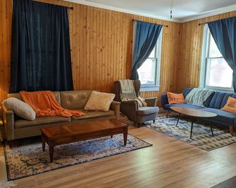 Charming Bungalow in the Heart of Elberton! Short walk to downtown! - Elberton - Huiskamer