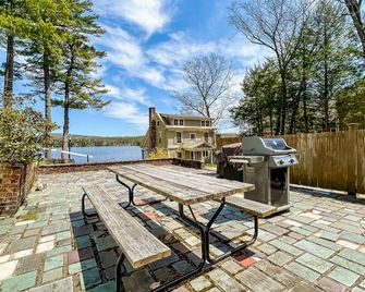 Picturesque studio in bay-front locale just steps to water w/WiFi & kitchenette - Alton - Patio