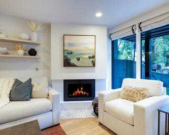 Renovated 2 BR Aspen Condo Ski-in out - Aspen - Living room
