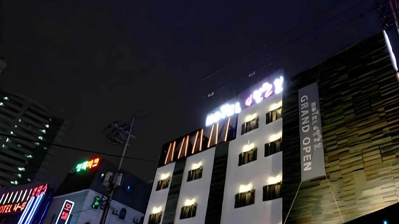 هوتل أبريل سكند