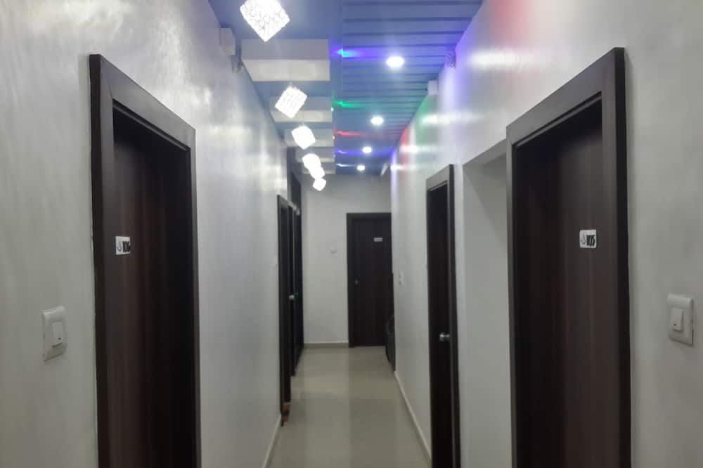 Hotel holiday Era Lodging - Aurangabad - Hallway