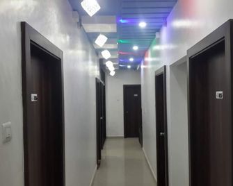 Hotel holiday Era Lodging - Aurangabad - Hallway
