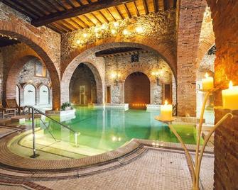 Dormire in Barca ma Sulla Terra Ferma - Campiglia Marittima - Piscina
