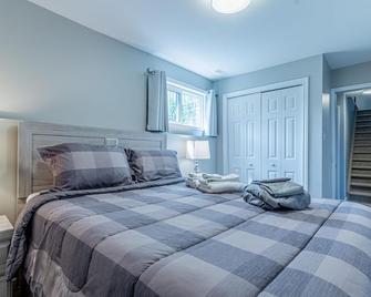 Pigeon Lakeside Family Cottage With Amazing Views Lots of Activities and Fishing - Bobcaygeon - Slaapkamer